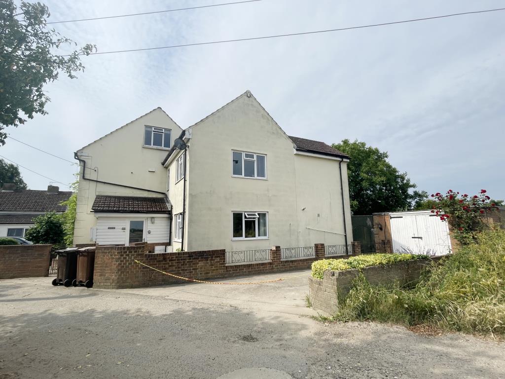 Lot: 108 - A LARGE SEMI-DETACHED HOUSE WITH SELF-CONTAINED ANNEX IN A RURAL SETTING - View to side of rural house with annexe